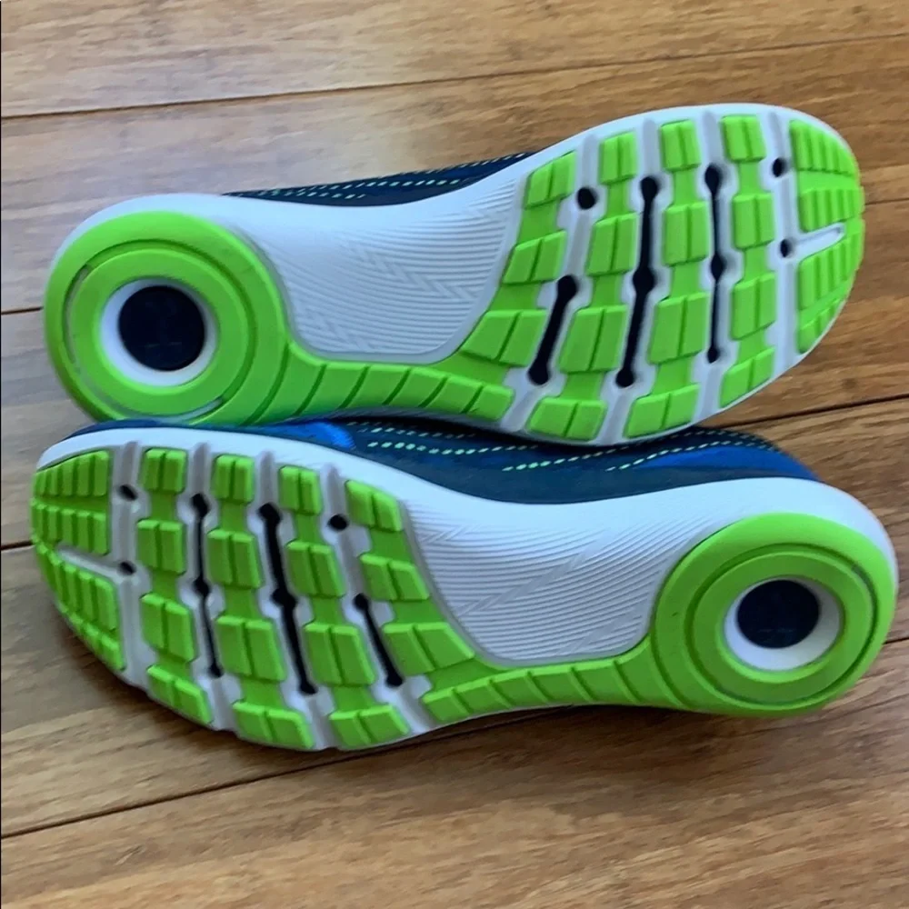NEW UNDER ARMOUR Boys Slingflex Blue sz 6.5Y